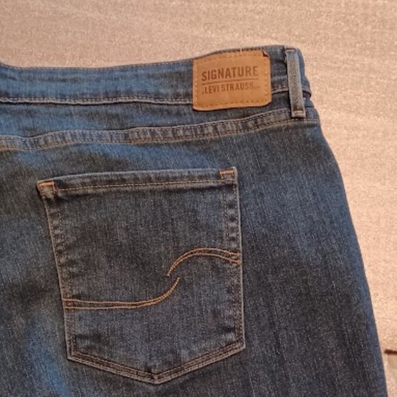 Signature by Levi Strauss Mid-Rise Bootcut blue jeans Size W35 X L32 - Picture 5 of 8